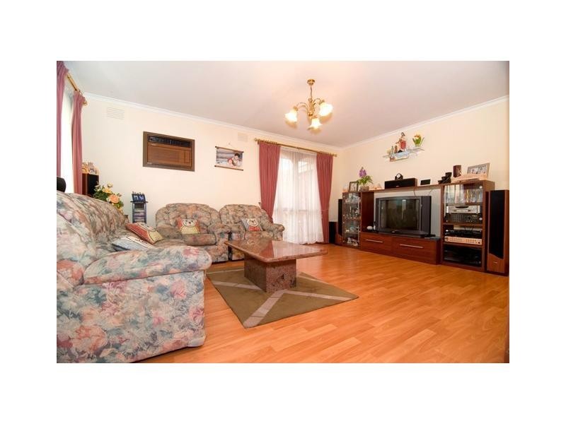 18 Jarvis Crescent, Dandenong North VIC 3175