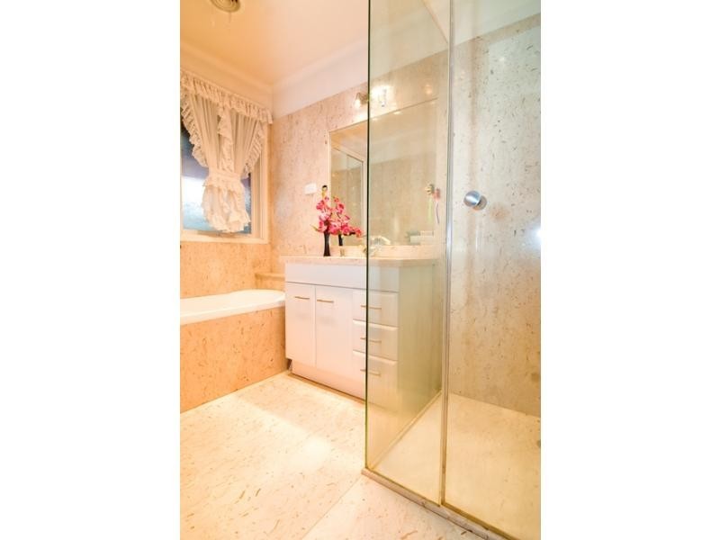 18 Jarvis Crescent, Dandenong North VIC 3175