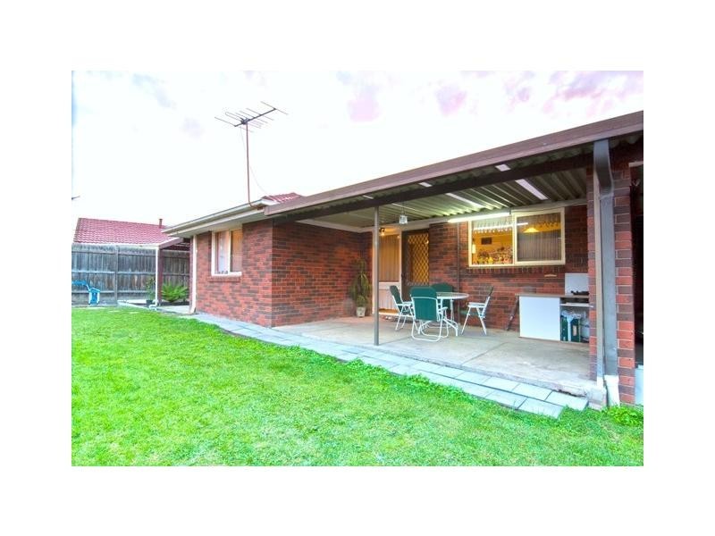 18 Jarvis Crescent, Dandenong North VIC 3175