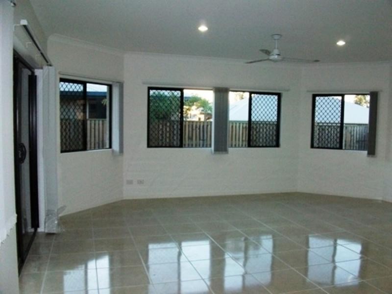 Bushland Beach QLD 4818