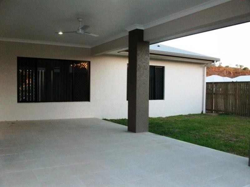 Bushland Beach QLD 4818