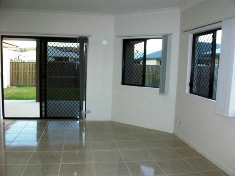 Bushland Beach QLD 4818