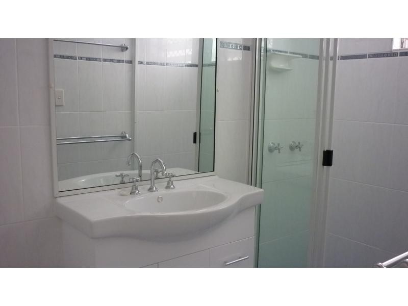 2/110 Queens Road, Hermit Park QLD 4812