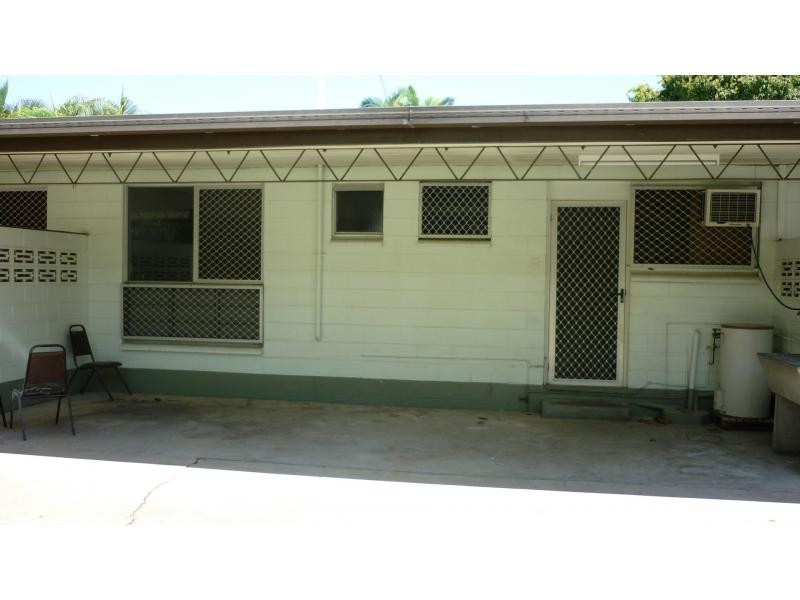 2/110 Queens Road, Hermit Park QLD 4812