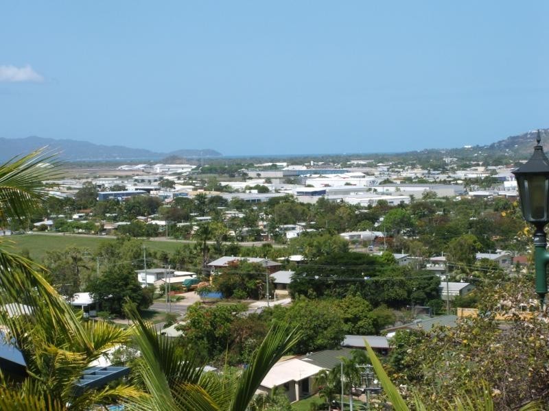 18 High Vista Drive, Mount Louisa QLD 4814