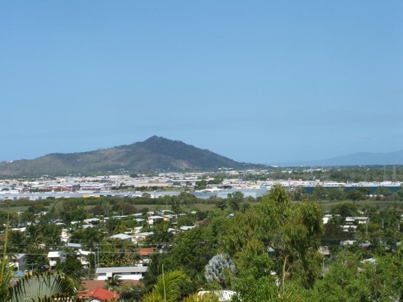 18 High Vista Drive, Mount Louisa QLD 4814