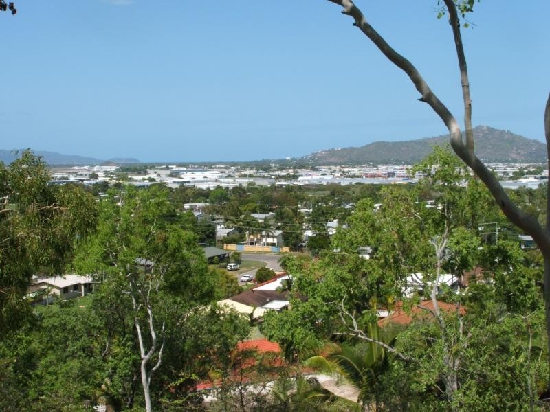 18 High Vista Drive, Mount Louisa QLD 4814