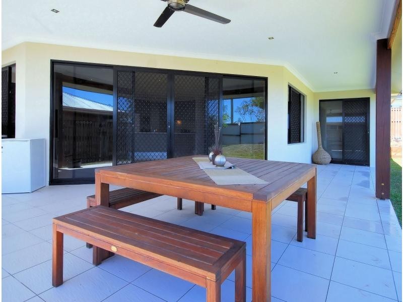 1 Dugong Circuit, Bushland Beach QLD 4818