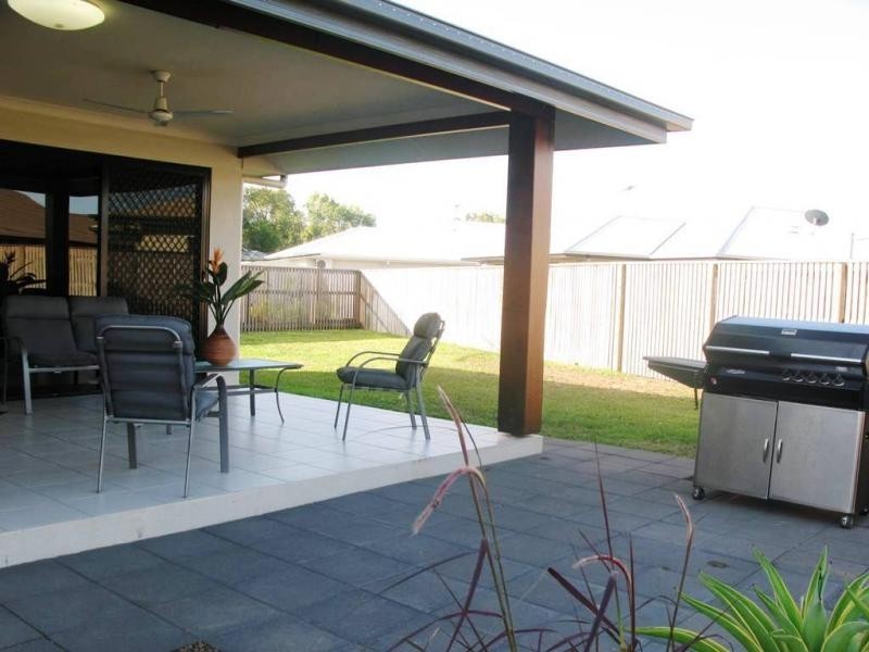 24 Bluff Street, Bushland Beach QLD 4818