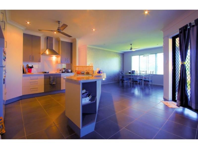 40 Hillock Crescent, Bushland Beach QLD 4818