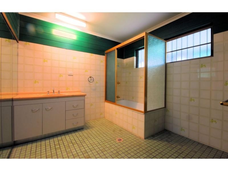 1 Lotus Court, Bushland Beach QLD 4818