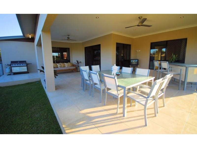 32 Hillock Crescent, Bushland Beach QLD 4818