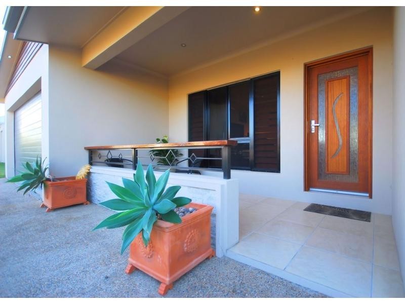 32 Hillock Crescent, Bushland Beach QLD 4818