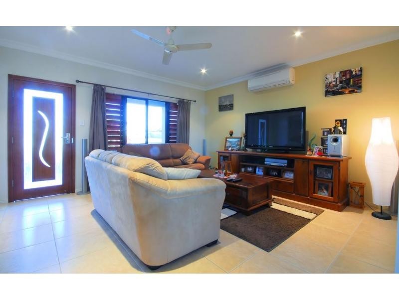 32 Hillock Crescent, Bushland Beach QLD 4818