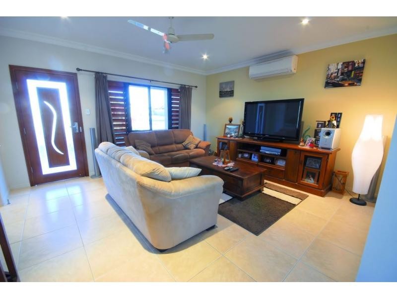 32 Hillock Crescent, Bushland Beach QLD 4818