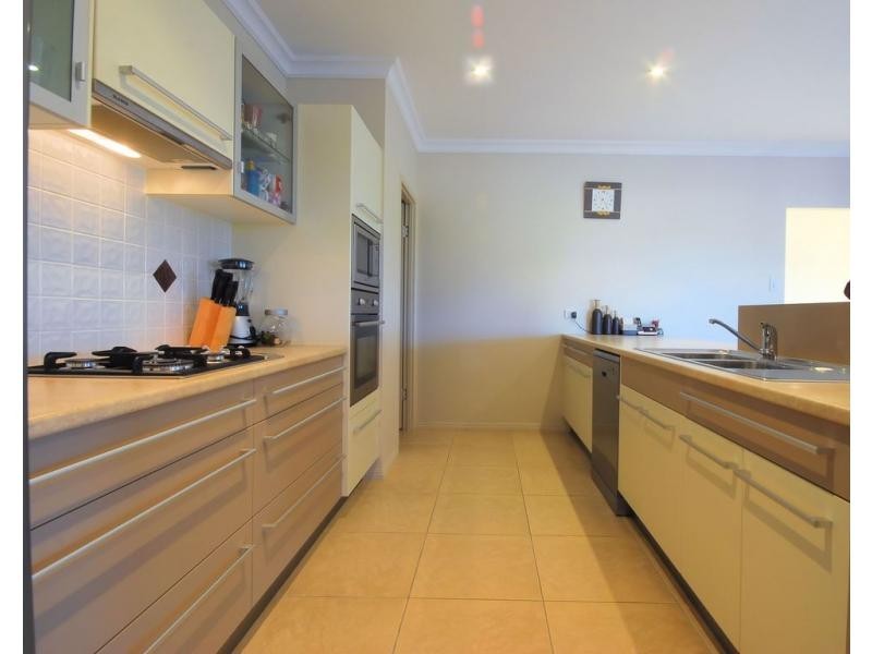 32 Hillock Crescent, Bushland Beach QLD 4818