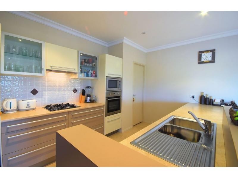 32 Hillock Crescent, Bushland Beach QLD 4818