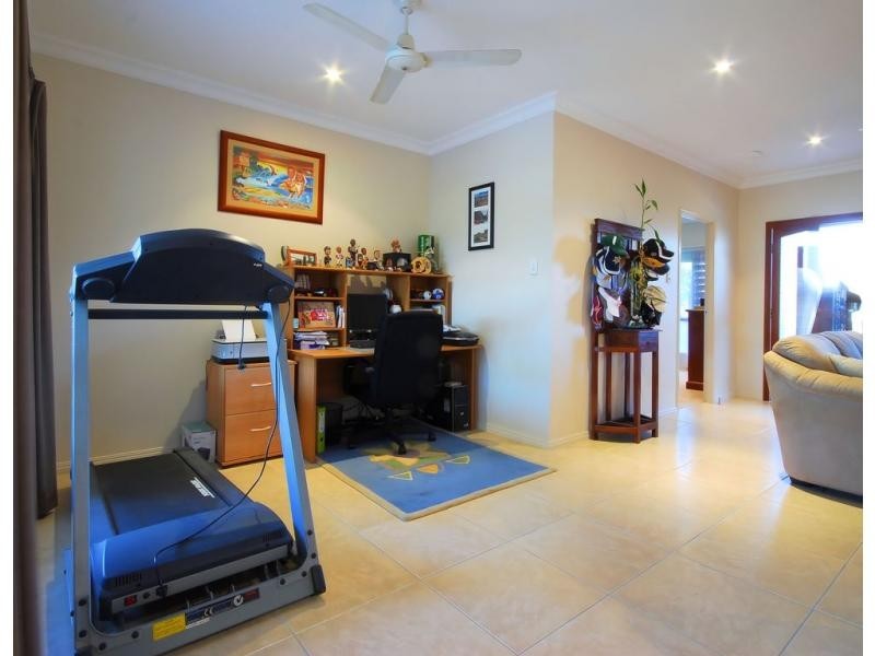 32 Hillock Crescent, Bushland Beach QLD 4818