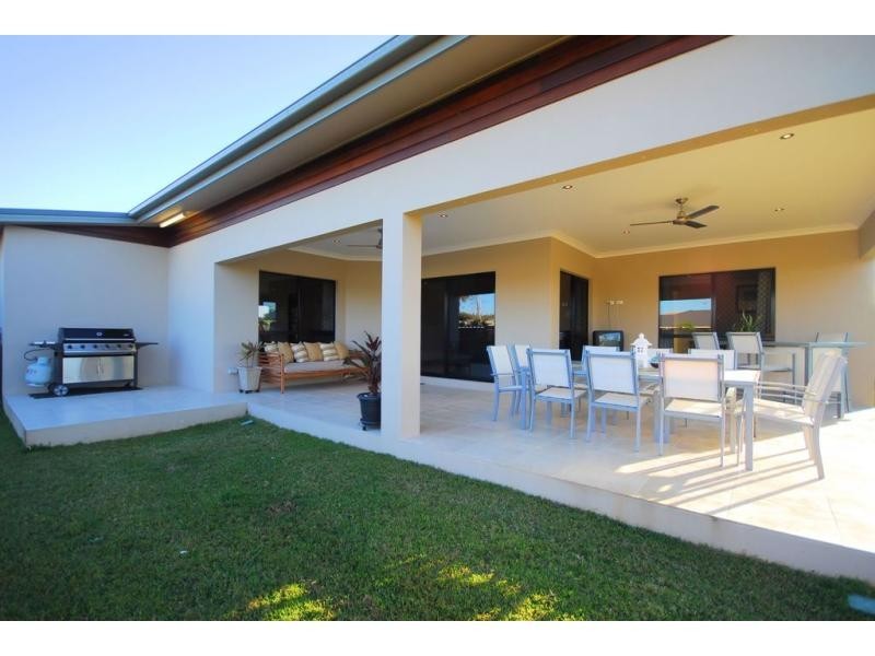 32 Hillock Crescent, Bushland Beach QLD 4818