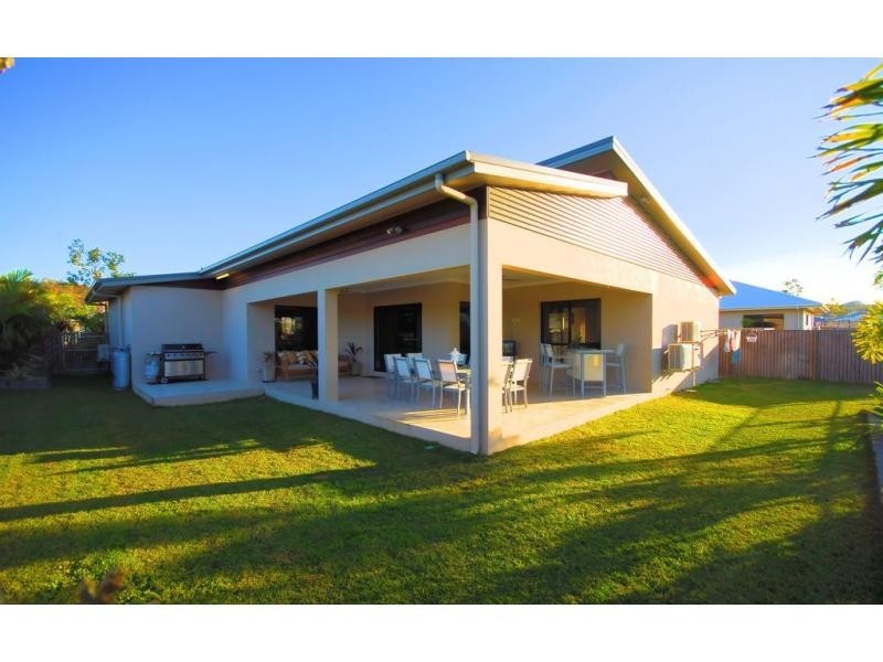 32 Hillock Crescent, Bushland Beach QLD 4818