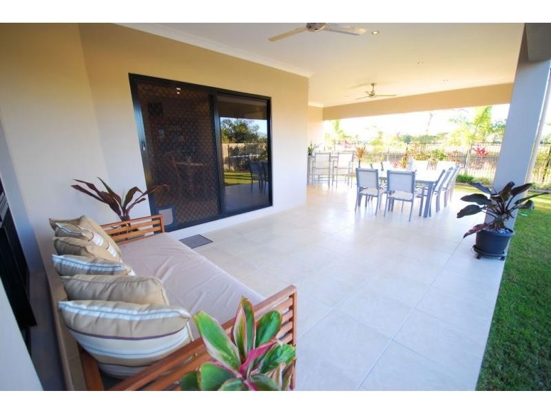 32 Hillock Crescent, Bushland Beach QLD 4818