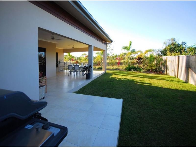 32 Hillock Crescent, Bushland Beach QLD 4818