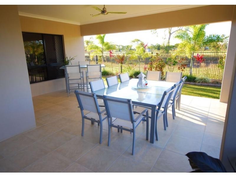 32 Hillock Crescent, Bushland Beach QLD 4818