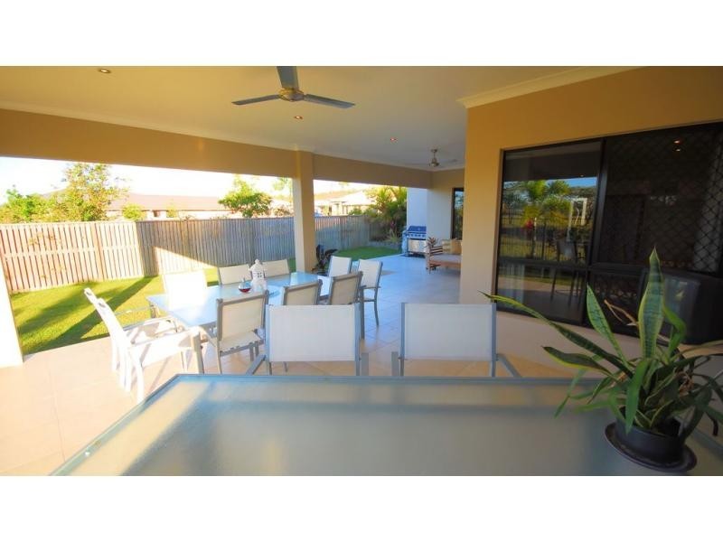 32 Hillock Crescent, Bushland Beach QLD 4818