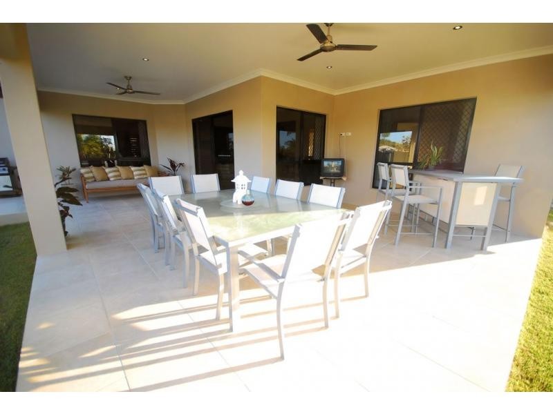 32 Hillock Crescent, Bushland Beach QLD 4818