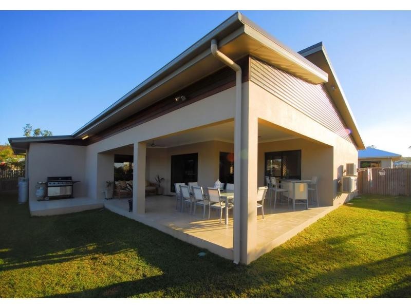 32 Hillock Crescent, Bushland Beach QLD 4818