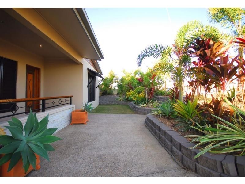 32 Hillock Crescent, Bushland Beach QLD 4818