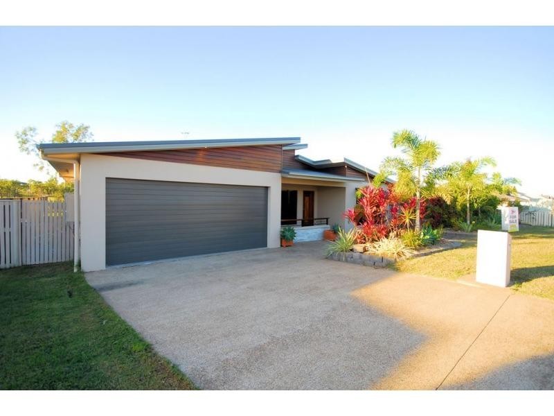 32 Hillock Crescent, Bushland Beach QLD 4818