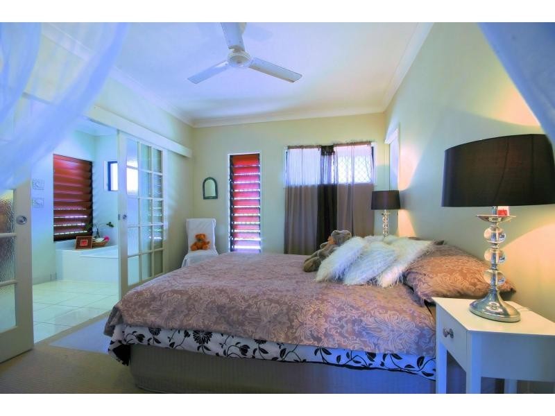 2/6 Bay Street, Pallarenda QLD 4810