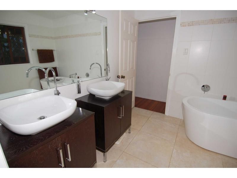 18 Westbourne Street, Hyde Park QLD 4812