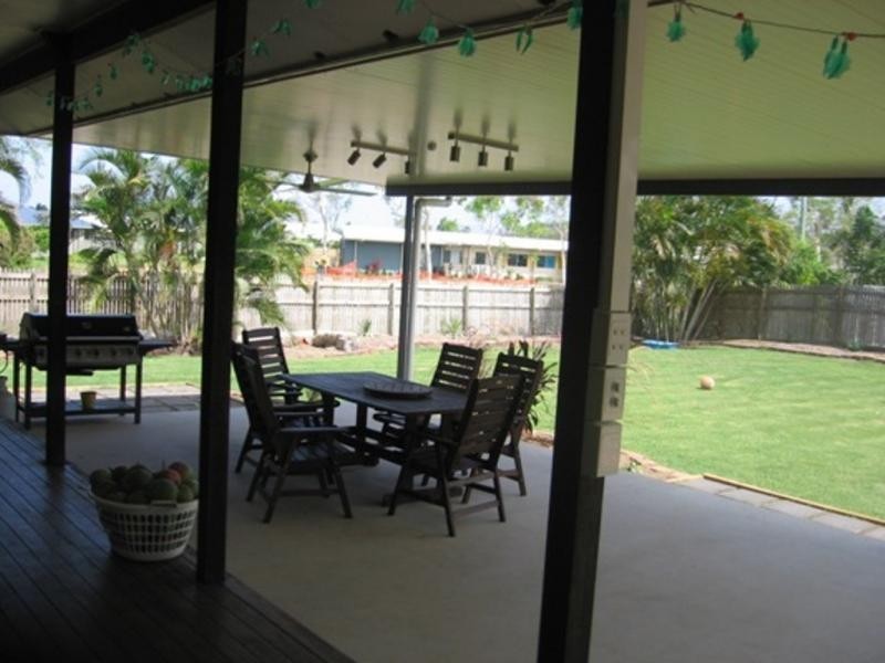 1 Mendi Drive, Bushland Beach QLD 4818