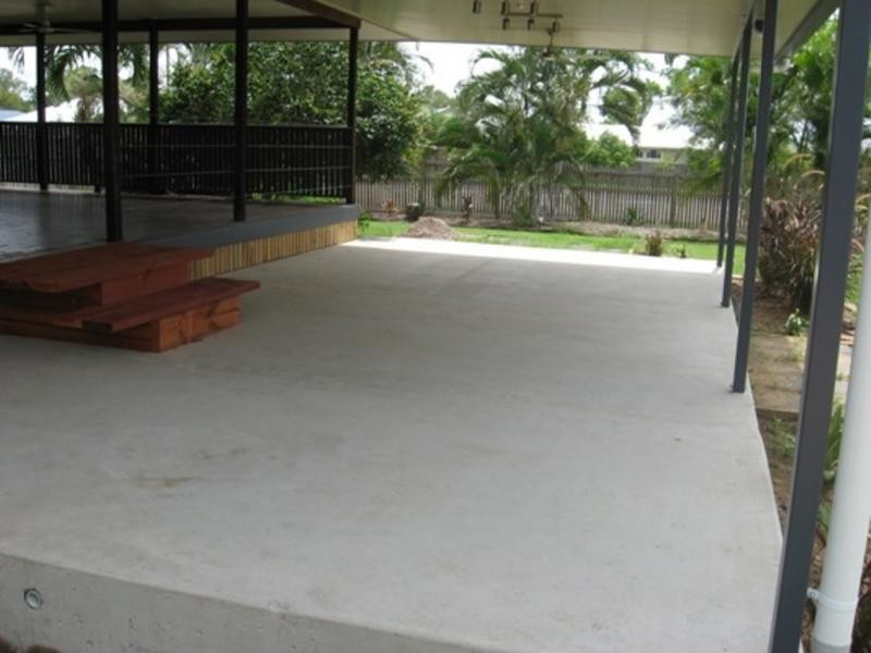 1 Mendi Drive, Bushland Beach QLD 4818