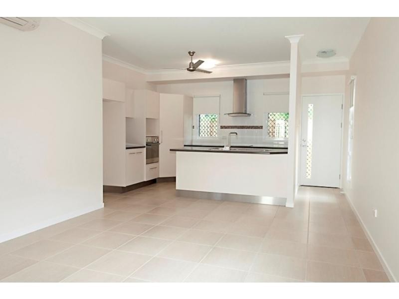 2/21 The Avenue, Hermit Park QLD 4812