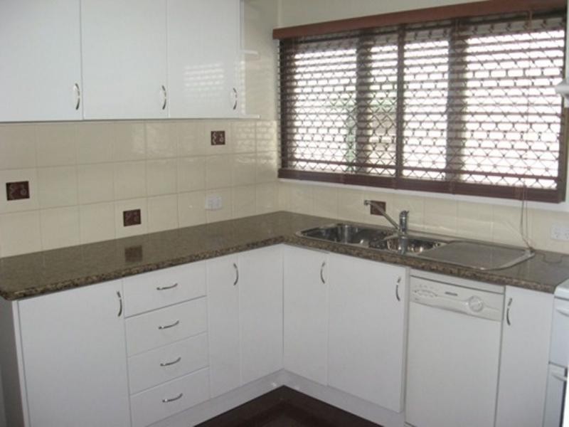 24 Clarendon Street, Hyde Park QLD 4812