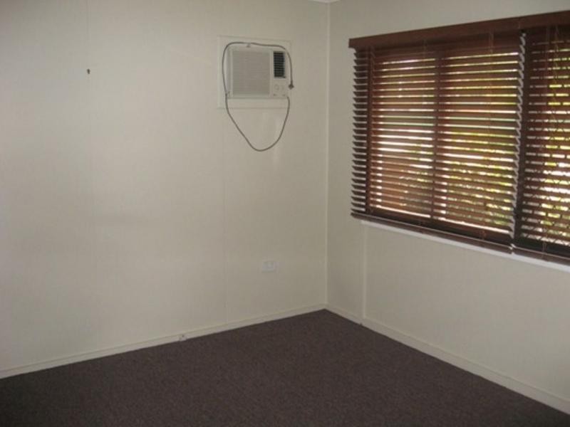 24 Clarendon Street, Hyde Park QLD 4812