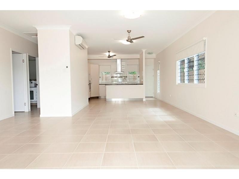 2/21 The Avenue, Hermit Park QLD 4812