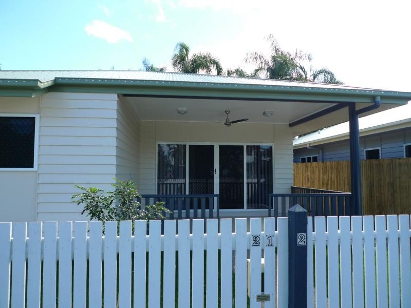 2/21 The Avenue, Hermit Park QLD 4812