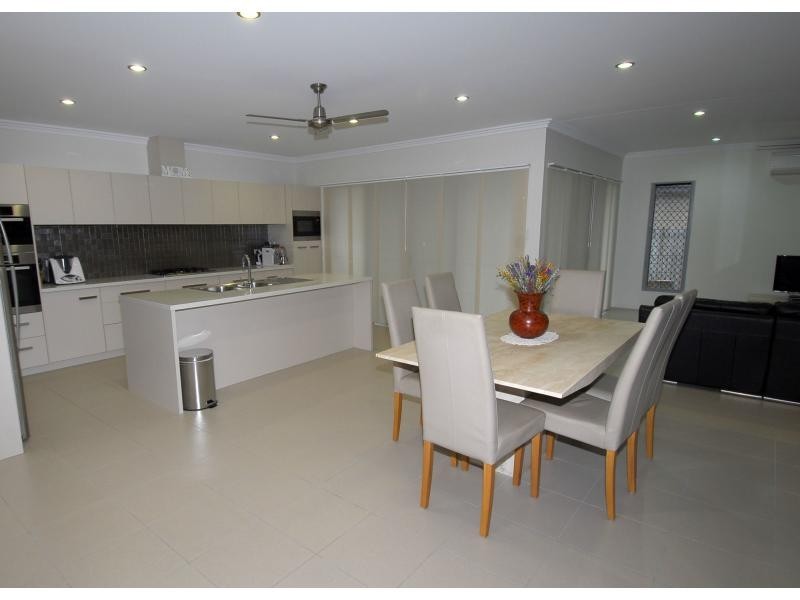 18 Beach Oak Drive, Sanctum Estate, Mount Low QLD 4818