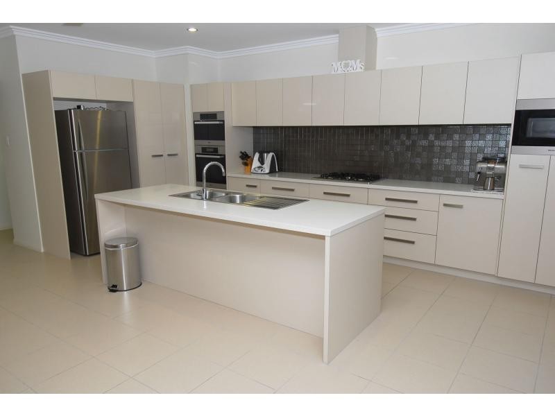 18 Beach Oak Drive, Sanctum Estate, Mount Low QLD 4818