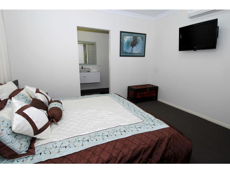 18 Beach Oak Drive, Sanctum Estate, Mount Low QLD 4818