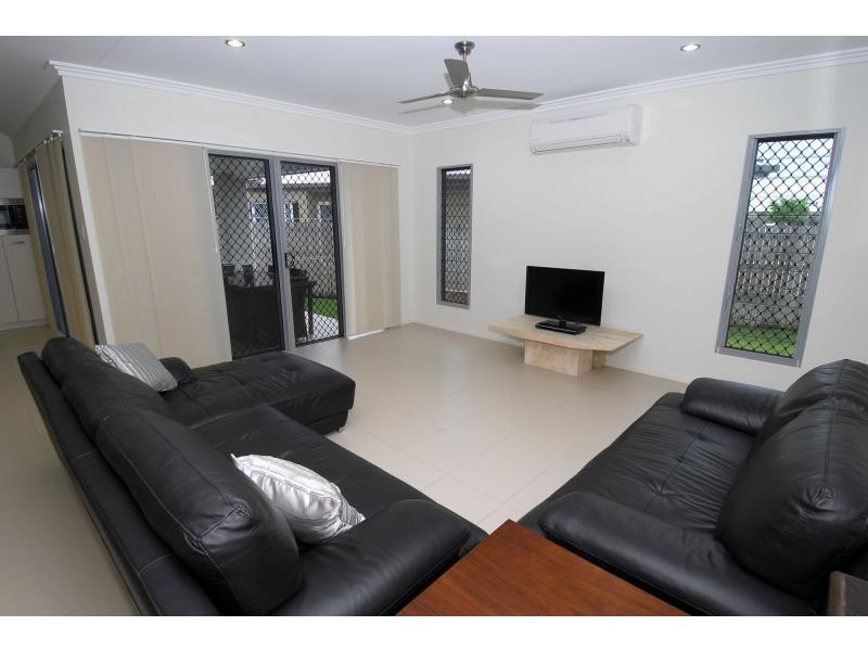 18 Beach Oak Drive, Sanctum Estate, Mount Low QLD 4818