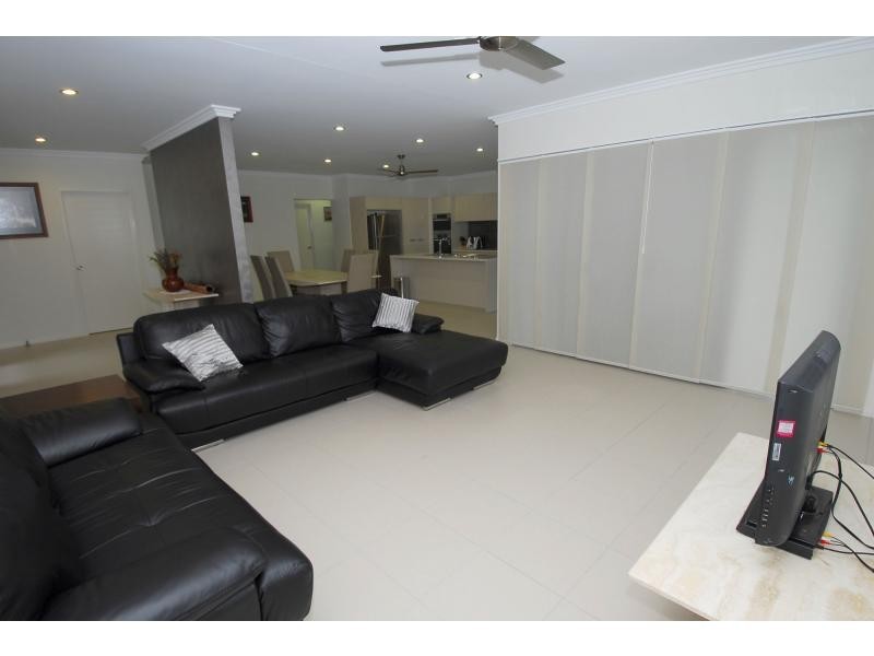 18 Beach Oak Drive, Sanctum Estate, Mount Low QLD 4818