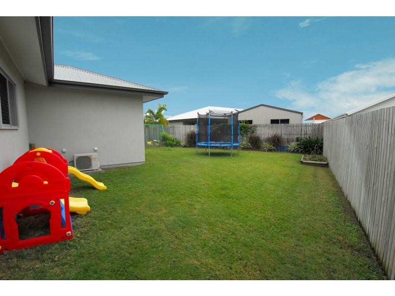 18 Beach Oak Drive, Sanctum Estate, Mount Low QLD 4818