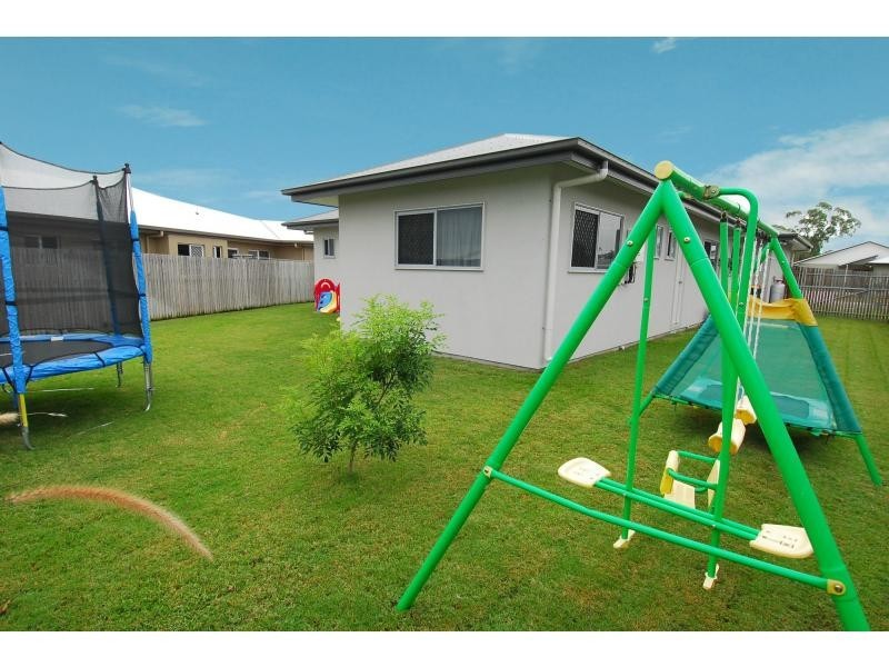 18 Beach Oak Drive, Sanctum Estate, Mount Low QLD 4818