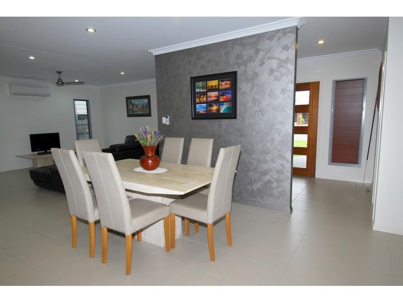 18 Beach Oak Drive, Sanctum Estate, Mount Low QLD 4818