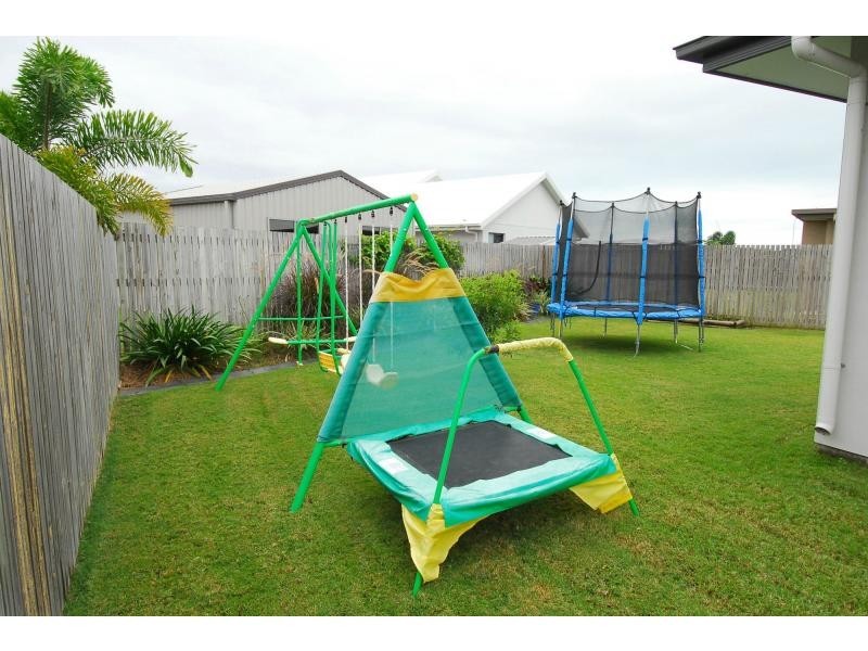 18 Beach Oak Drive, Sanctum Estate, Mount Low QLD 4818